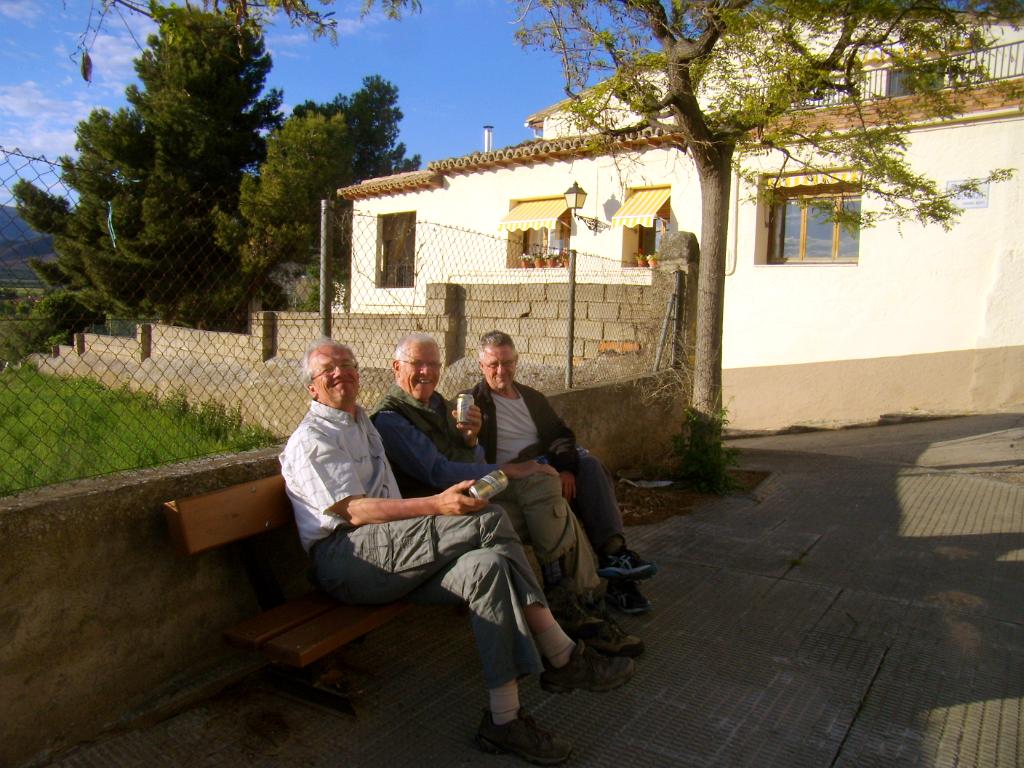 Johan, Fred en Rob geven commentaar vanaf het leugenbankje